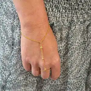 Bijou Main chaîne métal doré avec perles Doré