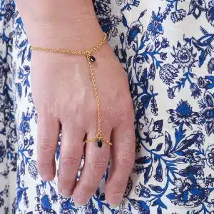 Bijou Main chaîne métal doré avec perles Noir