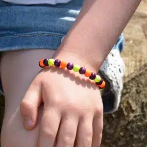 Bracelet élastique Enfant perle jaune, orange fluo et bois violet