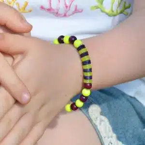Bracelet élastique Enfant perle jaune fluo, perle bois violet