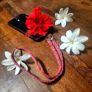 Cordon attache téléphone avec mousqueton pivotant a chaque extrémité. coloris rouche moucheté