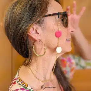 Chaine de lunettes doré médaillons rose et blanc et boules d'oreilles créoles acier inoxydable doré 5,5cm, effet tressé doré.