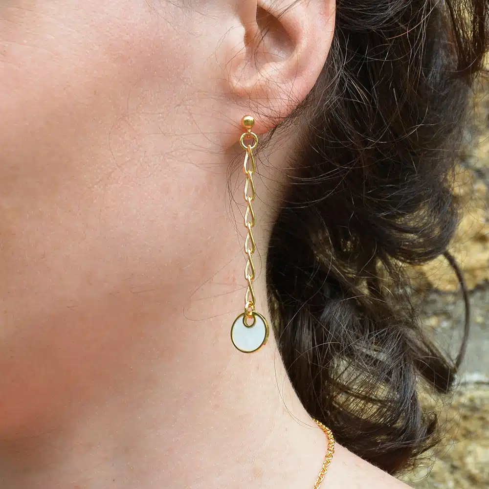 Boucles d'oreille pendantes en plaqué Or avec médaillon nacré