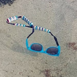 cordon Flottant. Conçu pour les activités nautiques, il permet aux lunettes de rester à la surface de l'eau en cas de chute. Il vous permet de les récupérer grâce à leurs couleurs repérables (très visibles) sur l'eau, testé en haute mer-fixation Manchon Chaussette - Chaussette Noir-flotteurs Noir et Blanc. S'adapte à la plupart des branches de lunettes