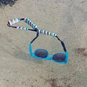 cordon Flottant. Conçu pour les activités nautiques, il permet aux lunettes de rester à la surface de l'eau en cas de chute. Il vous permet de les récupérer grâce à leurs couleurs repérables (très visibles) sur l'eau, testé en haute mer-fixation Manchon Chaussette - Chaussette Noir-flotteurs Noir et Blanc. S'adapte à la plupart des branches de lunettes