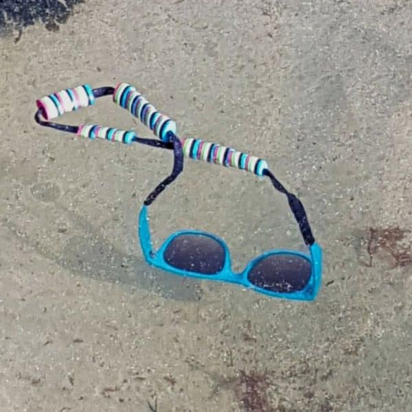 cordon Flottant. Conçu pour les activités nautiques, il permet aux lunettes de rester à la surface de l'eau en cas de chute. Il vous permet de les récupérer grâce à leurs couleurs repérables (très visibles) sur l'eau, testé en haute mer-fixation Manchon Chaussette - Chaussette Noir-flotteurs Noir et Blanc. S'adapte à la plupart des branches de lunettes