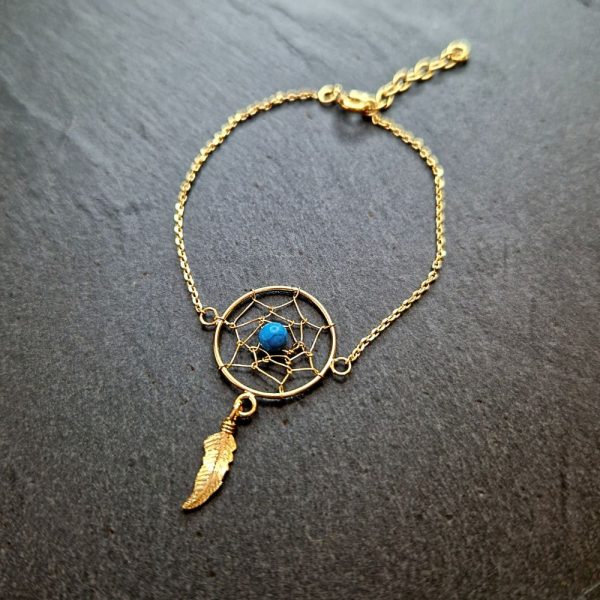 Bracelet plaqué or 16 carats fine chaine avec motif capteur de rêve perle turquoise et plume dorée