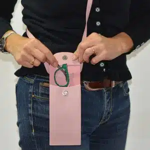 ETUI A LUNETTES BANDOULIERE ROSE PHOTO AVEC LUNETTES A L'INTERIEUR