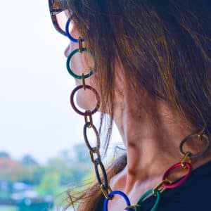 Chaîne de lunettes grosse maille ronde acrylique multicolore portée