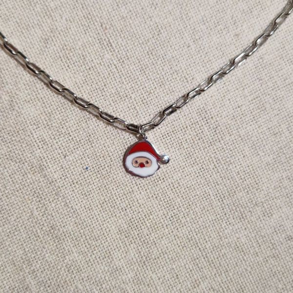 Collier avec pendentif père noël, couleurs rouge et blanc avec zirconium en guise de pompon sur le bonnet du Père Noël.