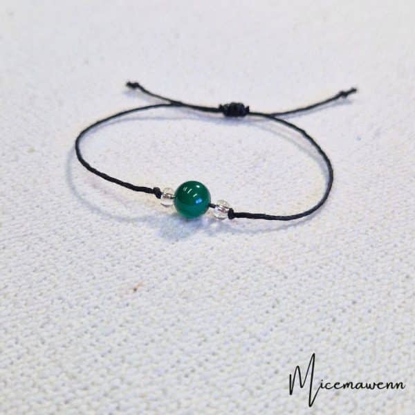 Bracelet 1 perle agate verte entourée de 2 perles de verre cristal argenté. Bracelet style shamballa. Système coulissant.