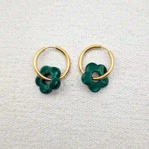 Boucles d’oreilles créoles dorées avec pendentif fleur vert en résine