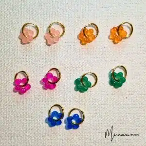 Créoles dorées avec pendentif fleur en résine - hauteur totale 2,5 cm environ - 5 coloris translucides
