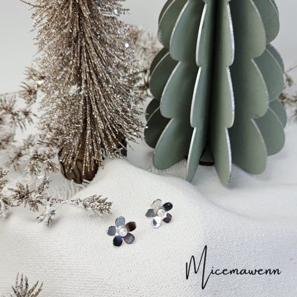 Boucles d'oreilles fleur en acier inoxydable et perle nacrée. diamètre 2 cm