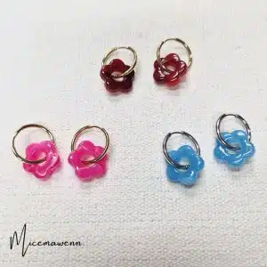 Boucles d'oreilles Créoles acier inoxydable argenté ou doré avec pendentif fleur - hauteur totale 3 cm environ - 3 coloris disponibles