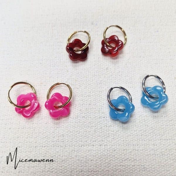 Boucles d'oreilles Créoles acier inoxydable argenté ou doré avec pendentif fleur - hauteur totale 3 cm environ - 3 coloris disponibles