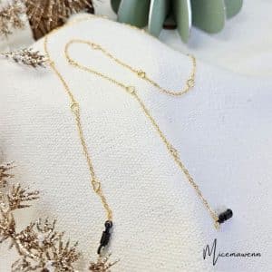 Chaine de lunettes acier inoxydable doré, maille fine motif coeur. Système de fixation classique incassable.