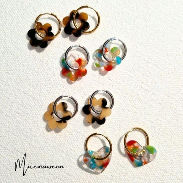 Boucles d'oreilles Créoles acier inoxydable doré avec pendentif fleur ou coeur en acétate - hauteur totale 3 cm environ - plusieurs coloris disponible