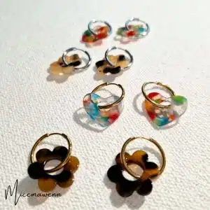 Boucles d'oreilles Créoles acier inoxydable doré avec pendentif fleur ou coeur en acétate - hauteur totale 3 cm environ - plusieurs coloris disponibles