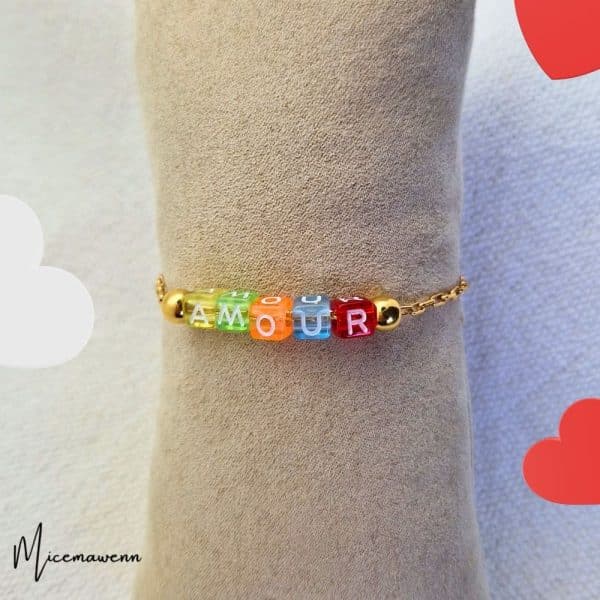 Bracelet Amour, message en lettres blanches sur perles multicolores, perles métal dorées et chaine métal doré