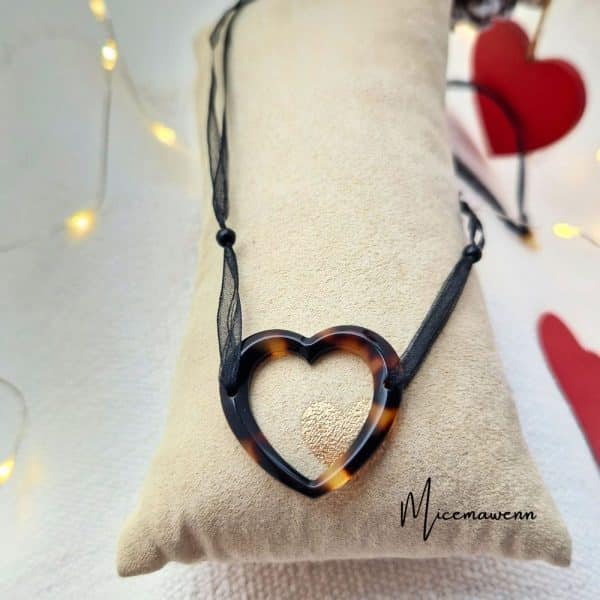 Collier mousseline noir avec coeur acétate écaille