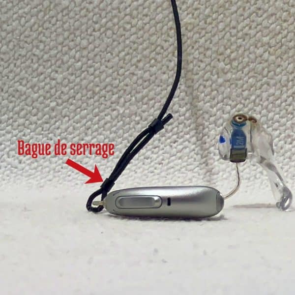 Cordon de sécurité pour appareils auditifs, noir, réglable, discret et léger. Fixation très facile grâce à ses bagues de serrage.