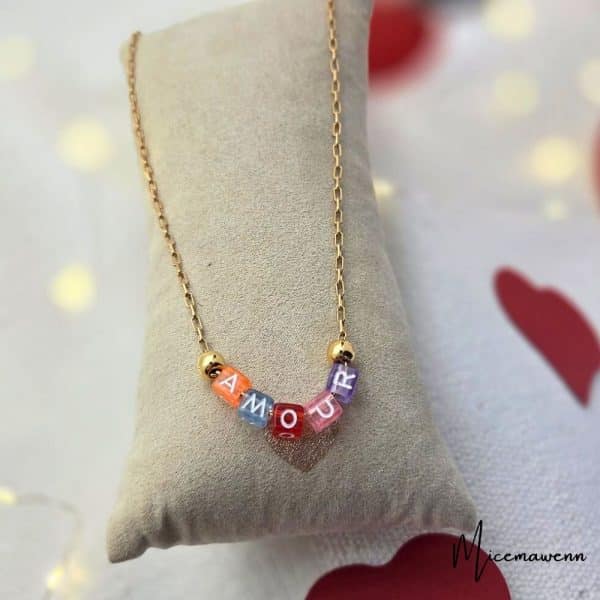 Collier Amour, message en lettres blanches sur perles multicolores, chaine métal doré