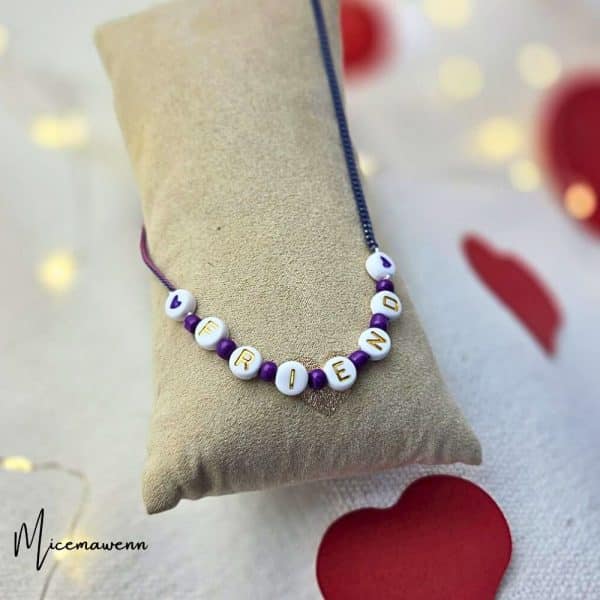 Collier Friend lettres dorées perles violet
