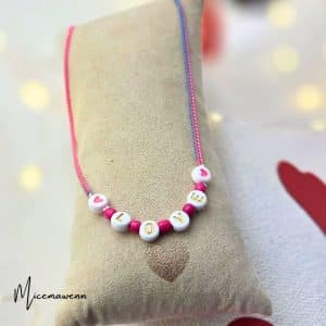 Collier Love lettres dorées perles roses