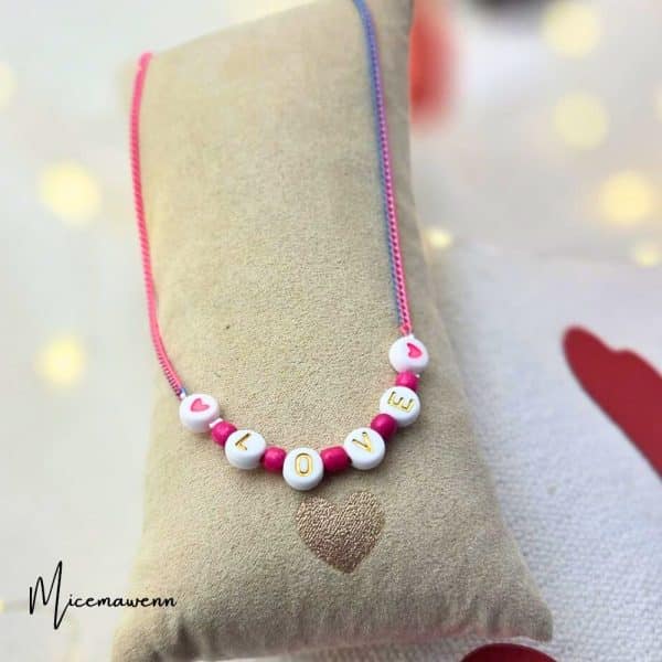 Collier Love lettres dorées perles roses