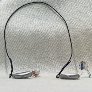 Cordon de sécurité pour appareils auditifs, noir, réglable, discret et léger. Évite les chutes et les pertes Discret, léger et confortable (moins de 1g) Fixation très facile grâce à ses bagues de serrage. Sérénité au quotidien pour vous et vos proche