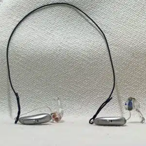 Cordon de sécurité pour appareils auditifs, noir, réglable, discret et léger. Évite les chutes et les pertes Discret, léger et confortable (moins de 1g) Fixation très facile grâce à ses bagues de serrage. Sérénité au quotidien pour vous et vos proche