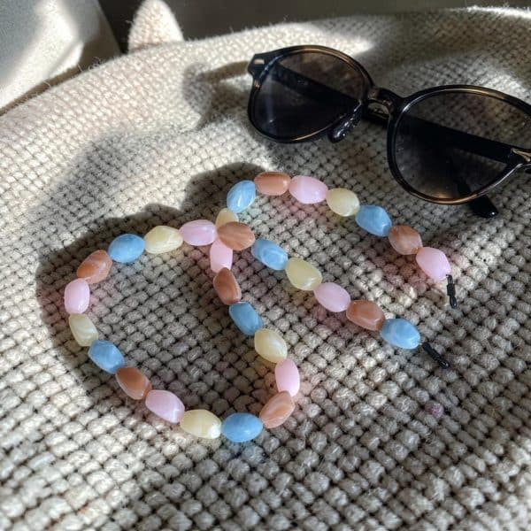 Chaine de lunettes Collier. 2 en 1 . A porter en chaine de lunettes ou en collier. Grosses perles baroques légères et élégante multicolore pastel