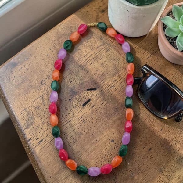 Chaine de lunettes Collier. 2 en 1 . A porter en chaine de lunettes ou en collier. Grosses perles baroques légères et élégante multicolore vif