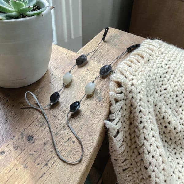 Cordon de lunettes ruban Mousseline Perles baroques et perles métal argenté