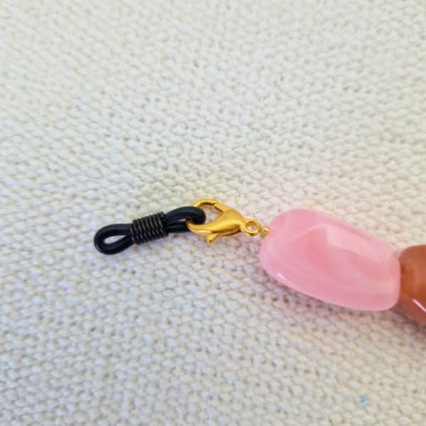 Zoom fermoir Chaine de lunettes Collier. 2 en 1 . A porter en chaine de lunettes ou en collier. Grosses perles baroques légères et élégante multicolore pastel