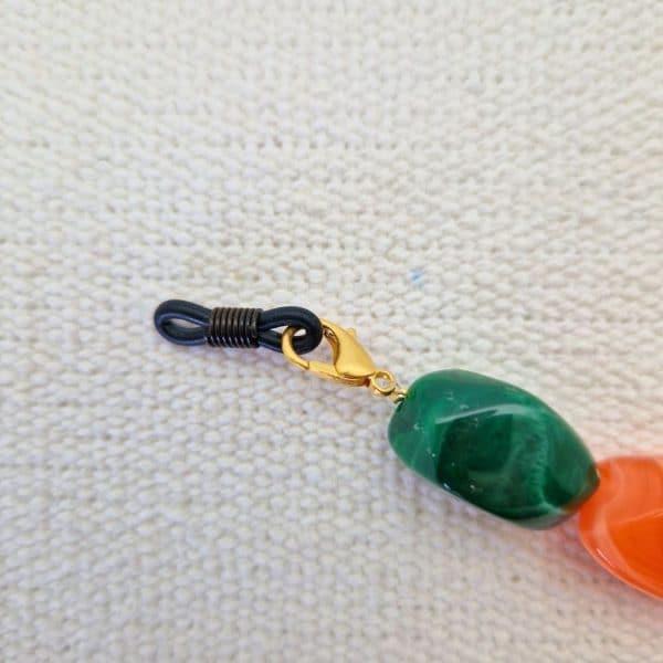 Zoom fermoir Chaine de lunettes Collier. 2 en 1 . A porter en chaine de lunettes ou en collier. Grosses perles baroques légères et élégante multicolore vif