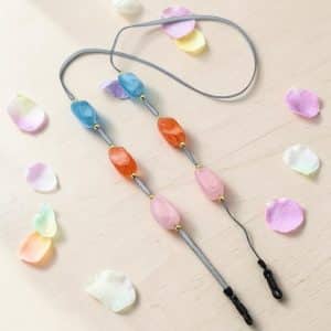 Cordon de lunettes léger ruban Mousseline gris Perles baroques bleu, orange rose pastel et perles métal doré
