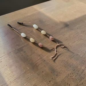 cordon à lunettes mousseline marron / perles baroques caramel au lait, crème, blanc / perles métal doré