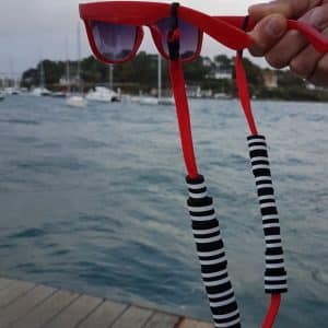 cordon Flottant. Conçu pour les activités nautiques, il permet aux lunettes de rester à la surface de l'eau en cas de chute. Il vous permet de les récupérer grâce à leurs couleurs repérables (très visibles) sur l'eau, testé en haute mer-fixation AVBlock Chaussete Rouge-flotteurs Gwen Ha Du