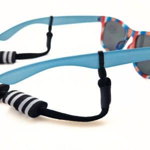 cordon Flottant. Conçu pour les activités nautiques, il permet aux lunettes de rester à la surface de l'eau en cas de chute. Il vous permet de les récupérer grâce à leurs couleurs repérables (très visibles) sur l'eau, testé en haute mer-fixation AVBlock Chaussete Noir-flotteurs Noir et Blanc. S'adapte à la plupart des branches de lunettes
