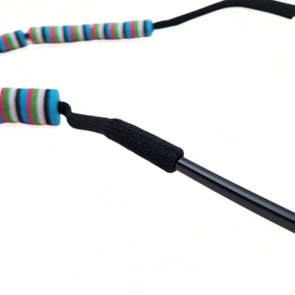 cordon Flottant. Conçu pour les activités nautiques, il permet aux lunettes de rester à la surface de l'eau en cas de chute. Il vous permet de les récupérer grâce à leurs couleurs repérables (très visibles) sur l'eau, testé en haute mer-fixation Manchon Chaussette - Chaussette Noir-flotteurs Noir et Blanc. S'adapte à la plupart des branches de lunettes