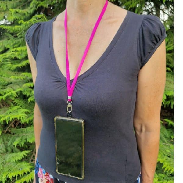 Bandoulière de téléphone rose Lanière de téléphone rose. Cordon de téléphone à porter autour du cou ou en bandoulière. Coloris Rose Vif